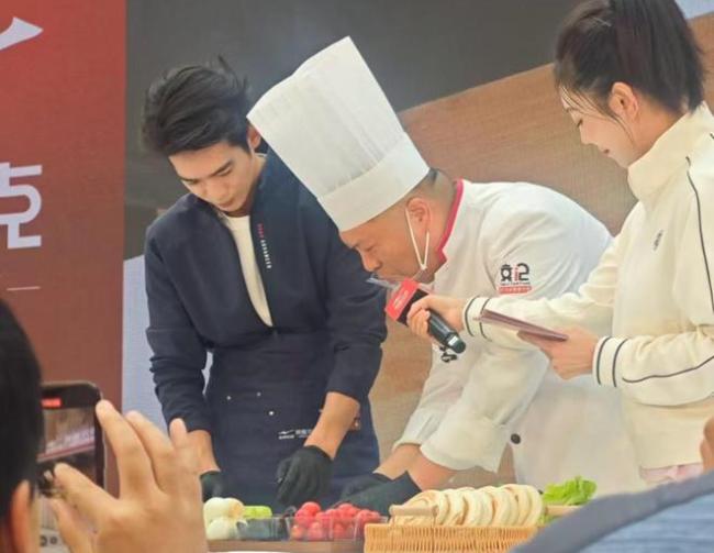 西安肉夹馍师傅已忙到3秒夹一个 老手艺登上活动舞台