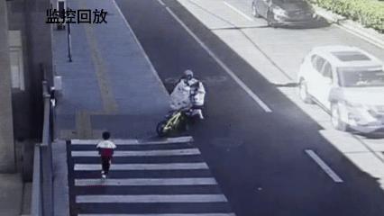 小朋友绘手抄报送武警战士 温情一幕暖人心
