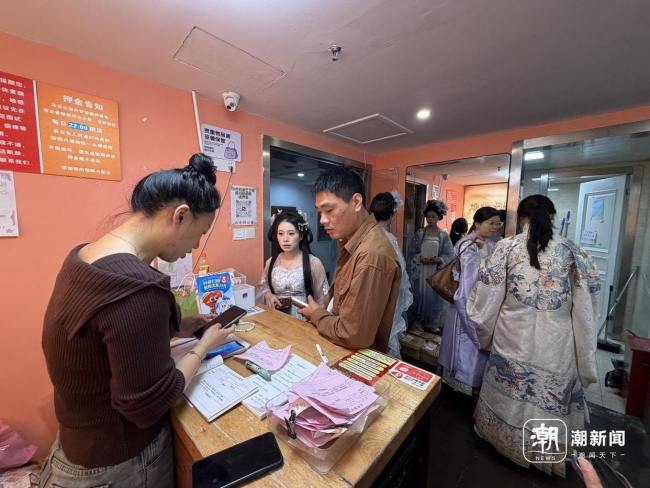 国庆假期多地妆造旅拍服务爆火 西湖边古风摄影受追捧