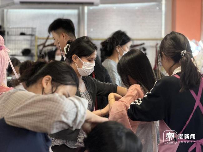国庆假期多地妆造旅拍服务爆火 西湖边古风摄影受追捧
