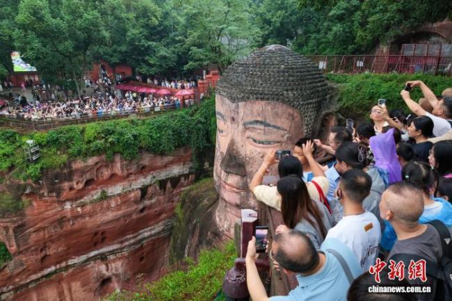 国庆假期乐山大佛景区游人如织