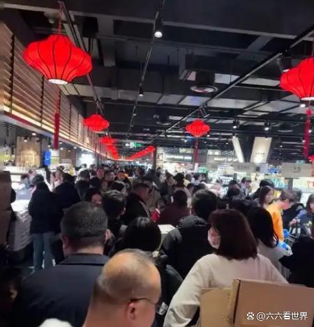 新乡胖东来排队约一公里 顾客凌晨两点到店获免费早餐