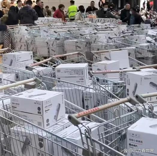 新乡胖东来排队约一公里 顾客凌晨两点到店获免费早餐