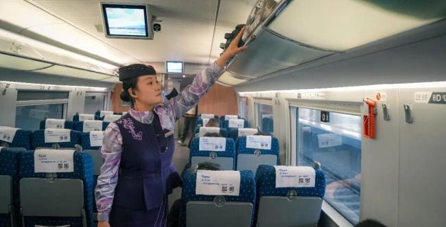 高铁遗落10万 失主淡定:相信旅客素质 铁路逐厢找回