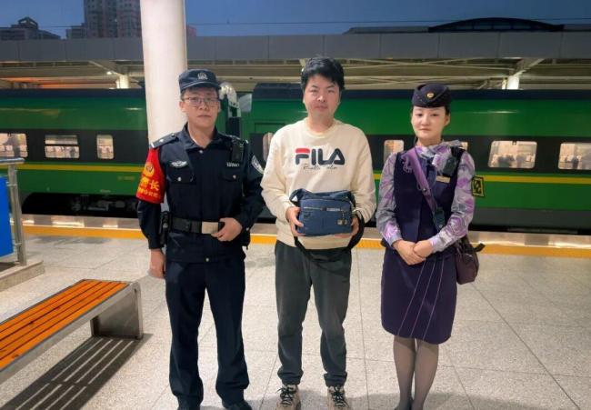 高铁遗落10万 失主淡定:相信旅客素质 铁路逐厢找回
