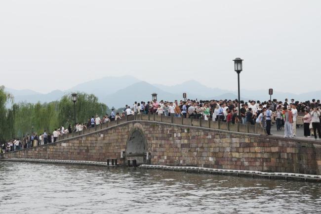 假期过半,在照片中看见活力中国 人流涌动热情不减