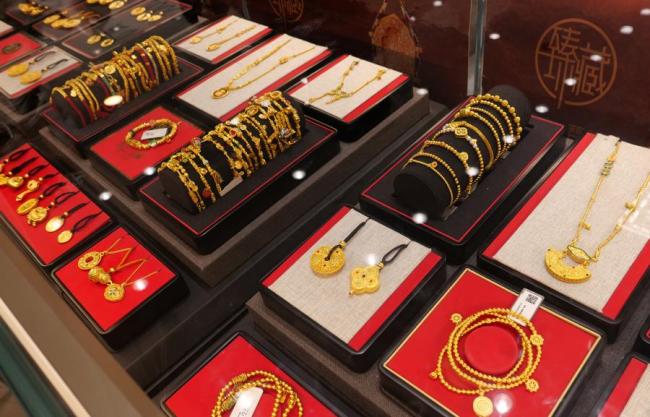 金价大跌后国庆上海金店排长队 购金热持续升温