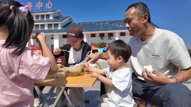 山东一景区推1元大锅菜配馒头 待客之道暖人心