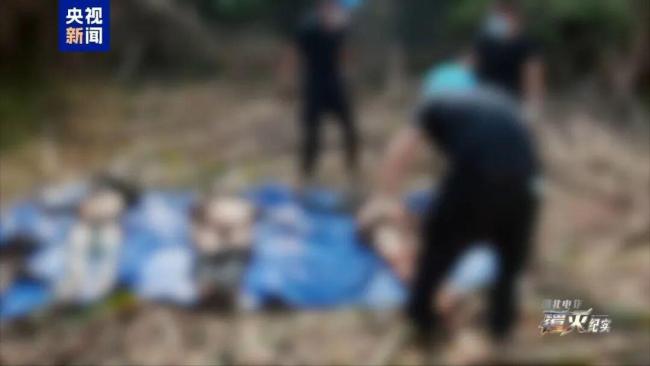 民警冒果敢战事风险带回三具遗体 无畏战火取证