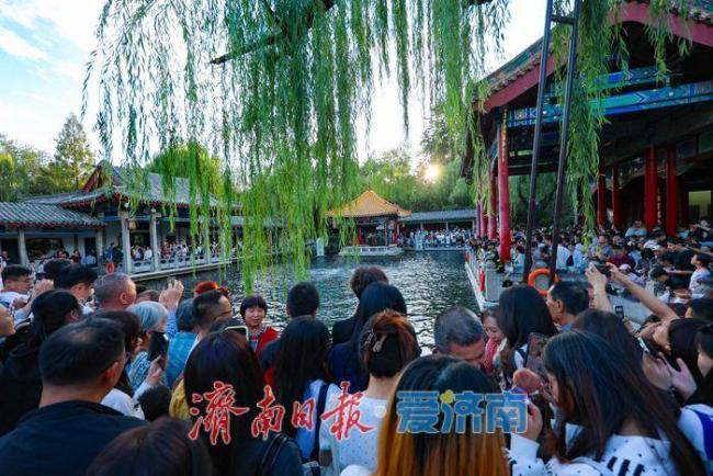 济南趵突泉游人如织泉韵浓