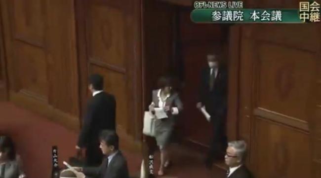 日本80岁议员参会时骚扰女议员被拍下