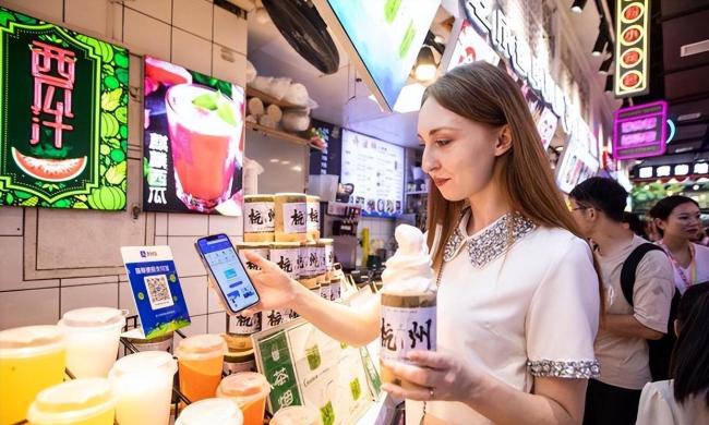 外国年轻人流行“货拉拉式”赴华旅游 购物省钱新潮流