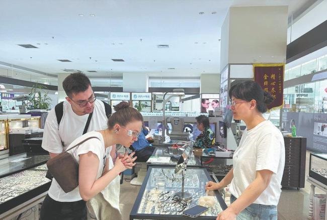 外国年轻人流行“货拉拉式”赴华旅游 购物省钱新潮流