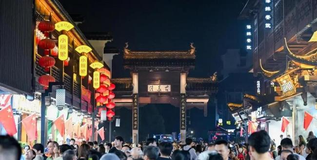 国庆前五天平均每天有3亿人次出行 消费结构悄然换轨