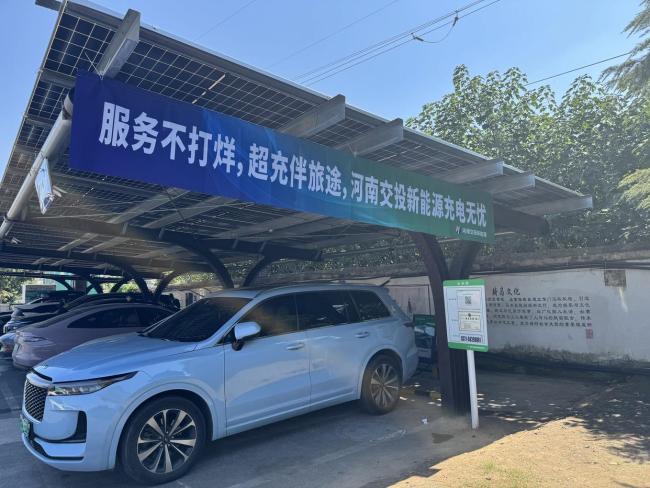 高速服务区迎来返程充电大军 充电桩升级缓解排队现象