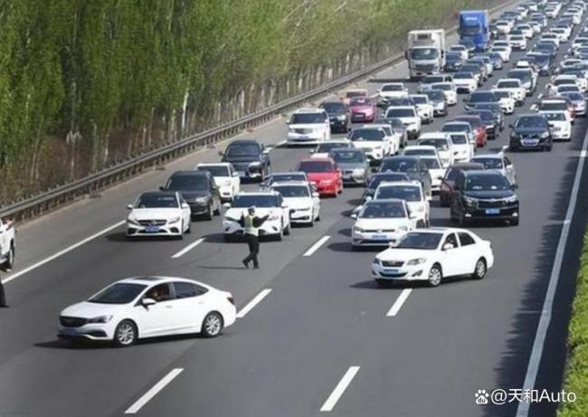 “幽灵堵车”到底咋回事 龟速车成主因