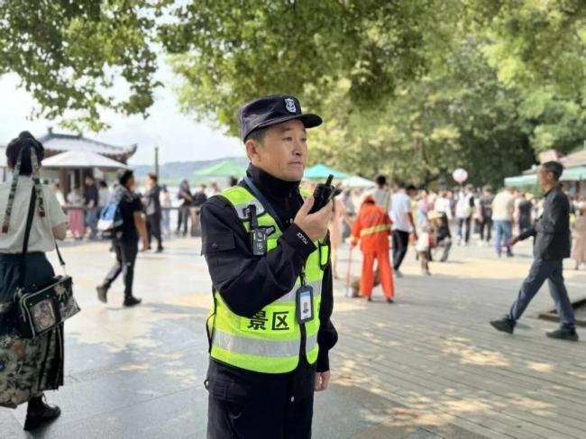 西湖保安柔性劝导游客获网友点赞 高情商景区管理