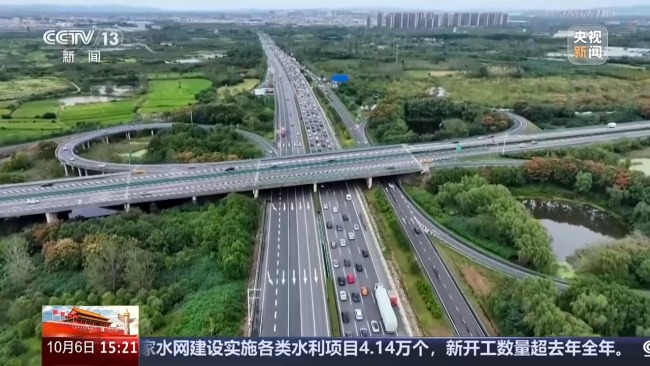 返程车流大交警查处低速占道违法行为