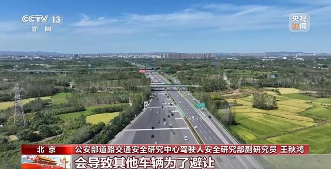 返程车流大交警查处低速占道违法行为 保障道路畅通安全