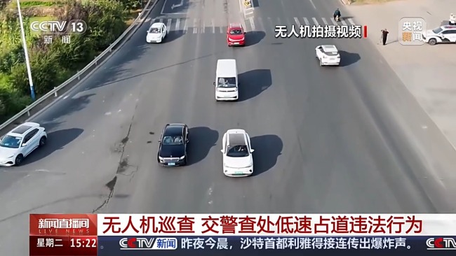 返程车流大交警查处低速占道违法行为 保障道路畅通安全