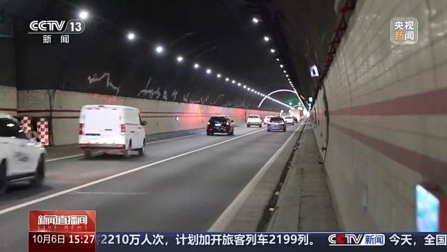 返程车流大交警查处低速占道违法行为 保障道路畅通安全