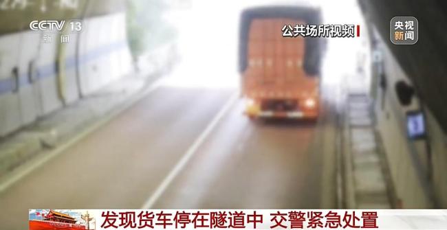返程车流大交警查处低速占道违法行为 保障道路畅通安全