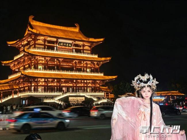 国庆长假接近尾声 长沙景点人气不减 古阁夜游活力十足