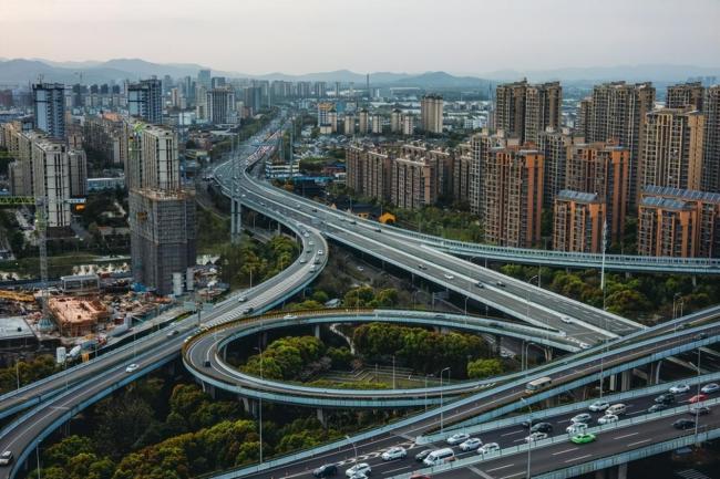 国庆高速上 百万赶路人在用辅助驾驶 安全抵达的守护者