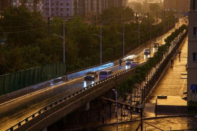 国庆高速上 百万赶路人在用辅助驾驶
