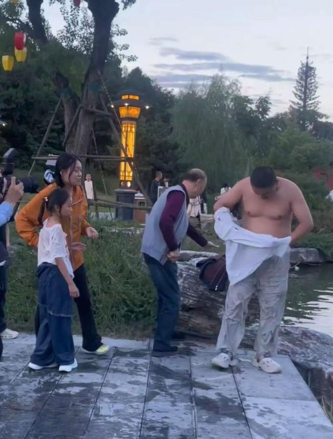 游客救落水女孩谢绝景区奖励