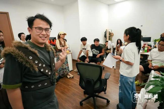 58岁主妇假期在景区当兼职NPC 体验快乐更有意义