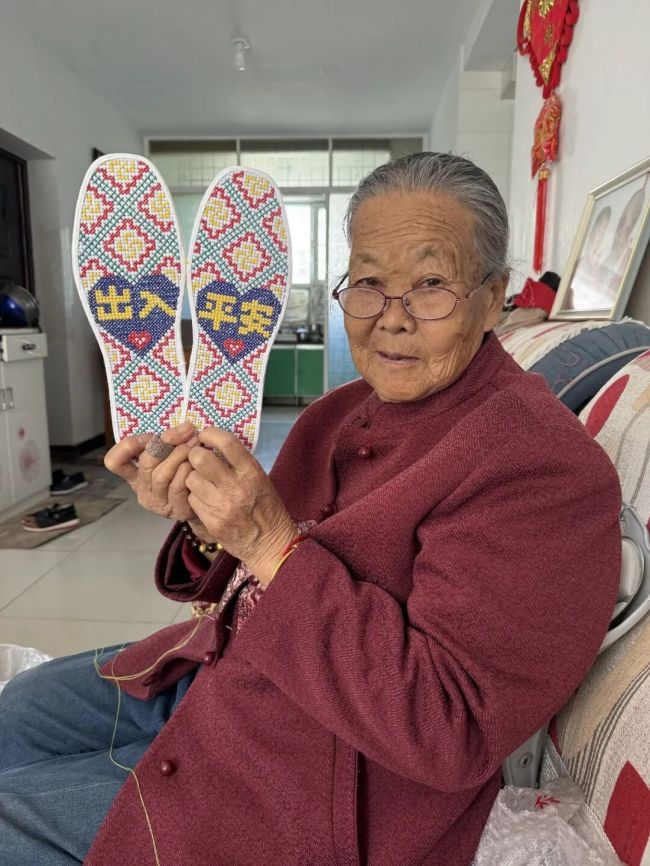 82岁老人坚持十几年为民警做鞋垫