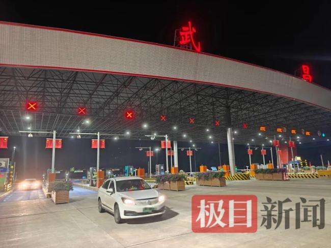 国庆高速免费最后1分钟车主极限卡点