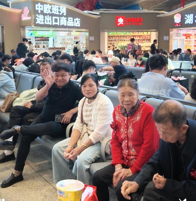 一家六口携长辈赴喜宴返程