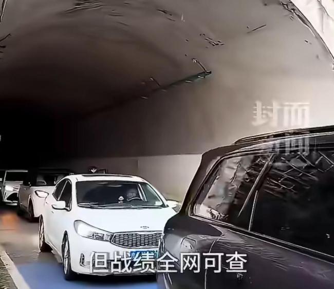 粤J2888T车主在车身贴宝贝回家 公益贴纸引关注