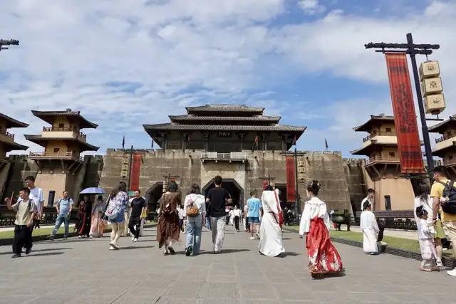 横店“落地签”火了，年轻人演反派，阿姨们演娘娘 普通人圆梦新方式