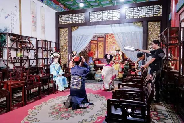 横店“落地签”火了，年轻人演反派，阿姨们演娘娘 普通人圆梦新方式