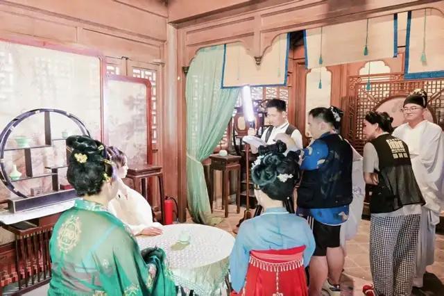 横店“落地签”火了，年轻人演反派，阿姨们演娘娘 普通人圆梦新方式