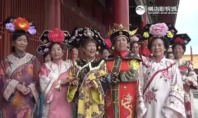 横店“落地签”火了，年轻人演反派，阿姨们演娘娘 普通人圆梦新方式