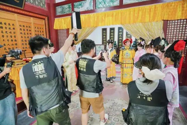 横店“落地签”火了，年轻人演反派，阿姨们演娘娘 普通人圆梦新方式