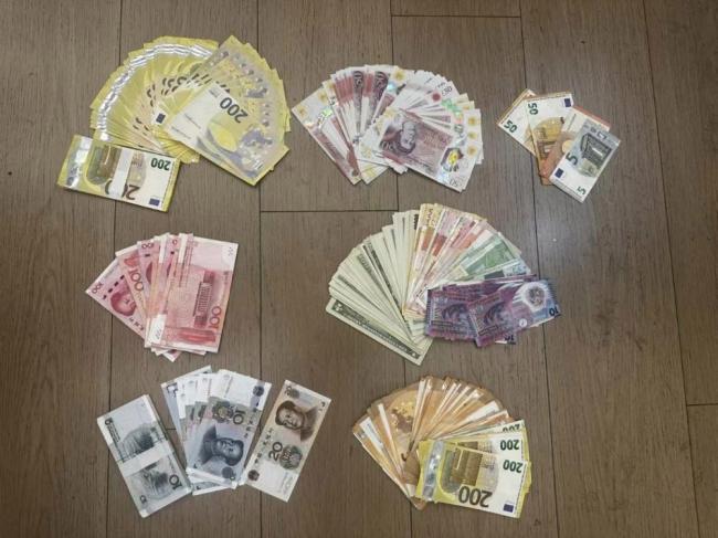 女子遗落装有十多万现金挎包,成都东站工作人员寻回 失主赠锦旗致谢
