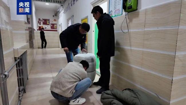 为游客铺床的文旅局长回应争议 应对突发客流展现小城诚意