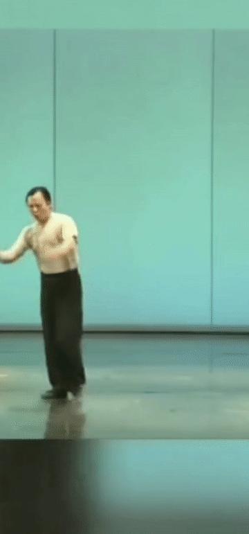 “闪身步”“狗熊哆嗦毛”到底该咋跳 源自非遗的魔性动作