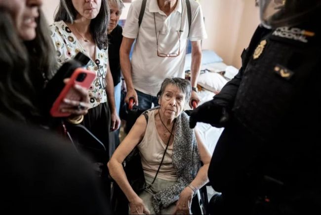 西班牙87岁老人被驱逐后去世