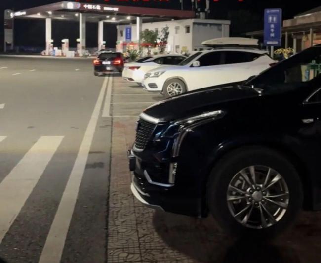 离加油站20多米没油 车主求助被拒 无奈花350元叫拖车