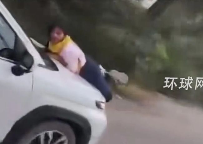 女子撞见丈夫出轨 险被其开车撞死