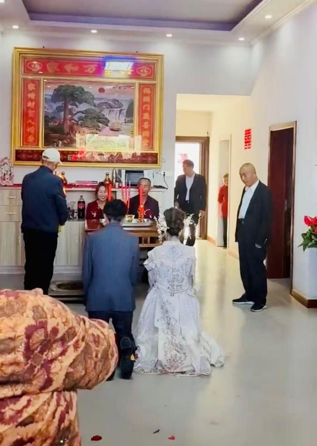 小伙结婚邀全国网友吃席:来了130多人 网络情谊汇聚喜宴