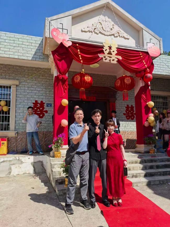 小伙结婚邀全国网友吃席:来了130多人 网络情谊汇聚喜宴