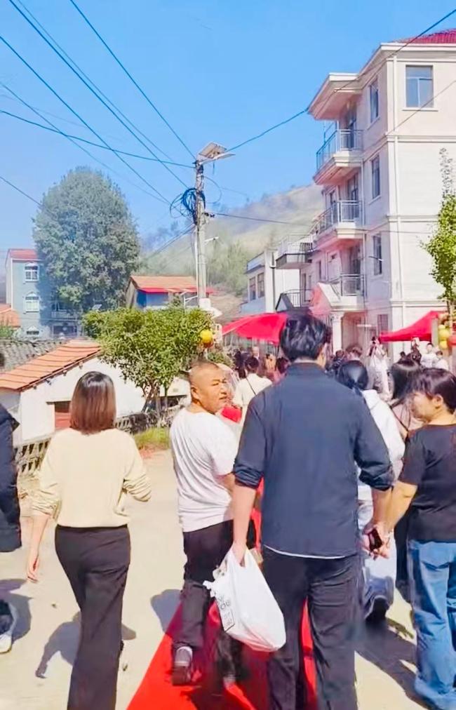 小伙结婚邀全国网友吃席:来了130多人 网络情谊汇聚喜宴