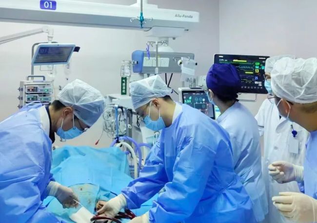 39岁医生突发心梗曾背痛一周未重视 生死救援十余天